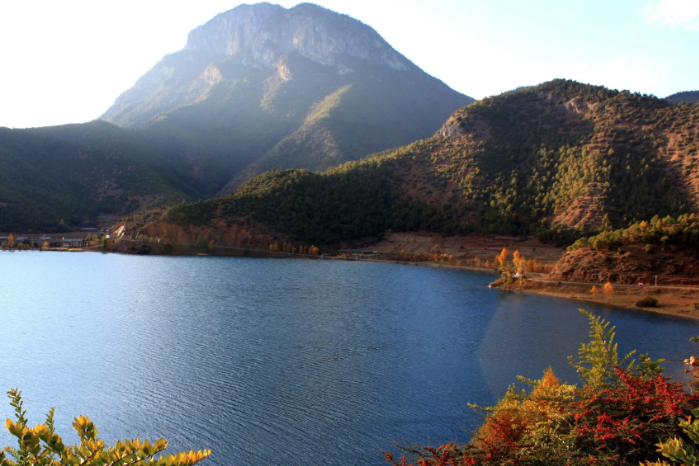瀘沽湖【豬槽船遊湖-登里務比島-里格半島觀景臺-情人灘-走婚橋】 (2)