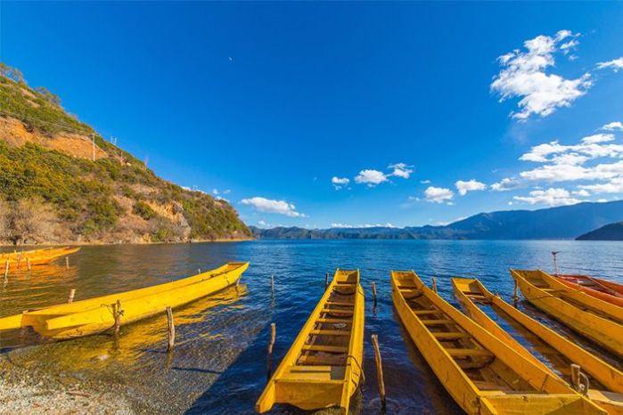 瀘沽湖【豬槽船遊湖-登里務比島-里格半島觀景臺-情人灘-走婚橋】